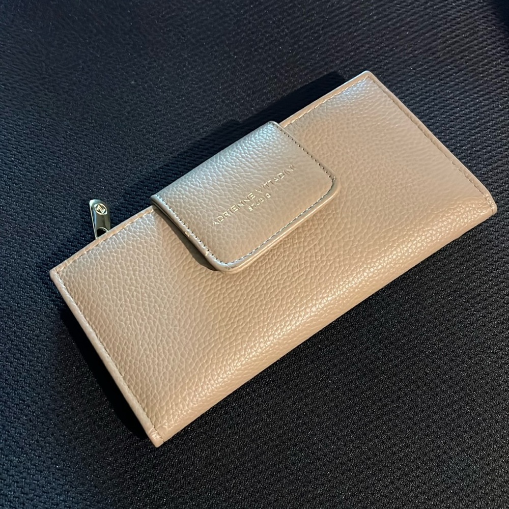 Adrienne Vittadini Studio - Wallet Nude / Beige